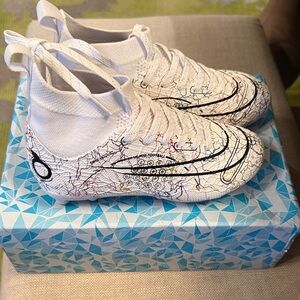 New with box Kids White Patterned Soccer Football Cleats size 3.5 Youth